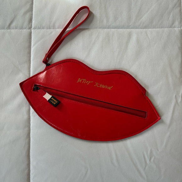 Betsey Johnson Red Lips Clutch Flat Wristlet Wallet with Lipstick Zipper - Picture 2 of 6